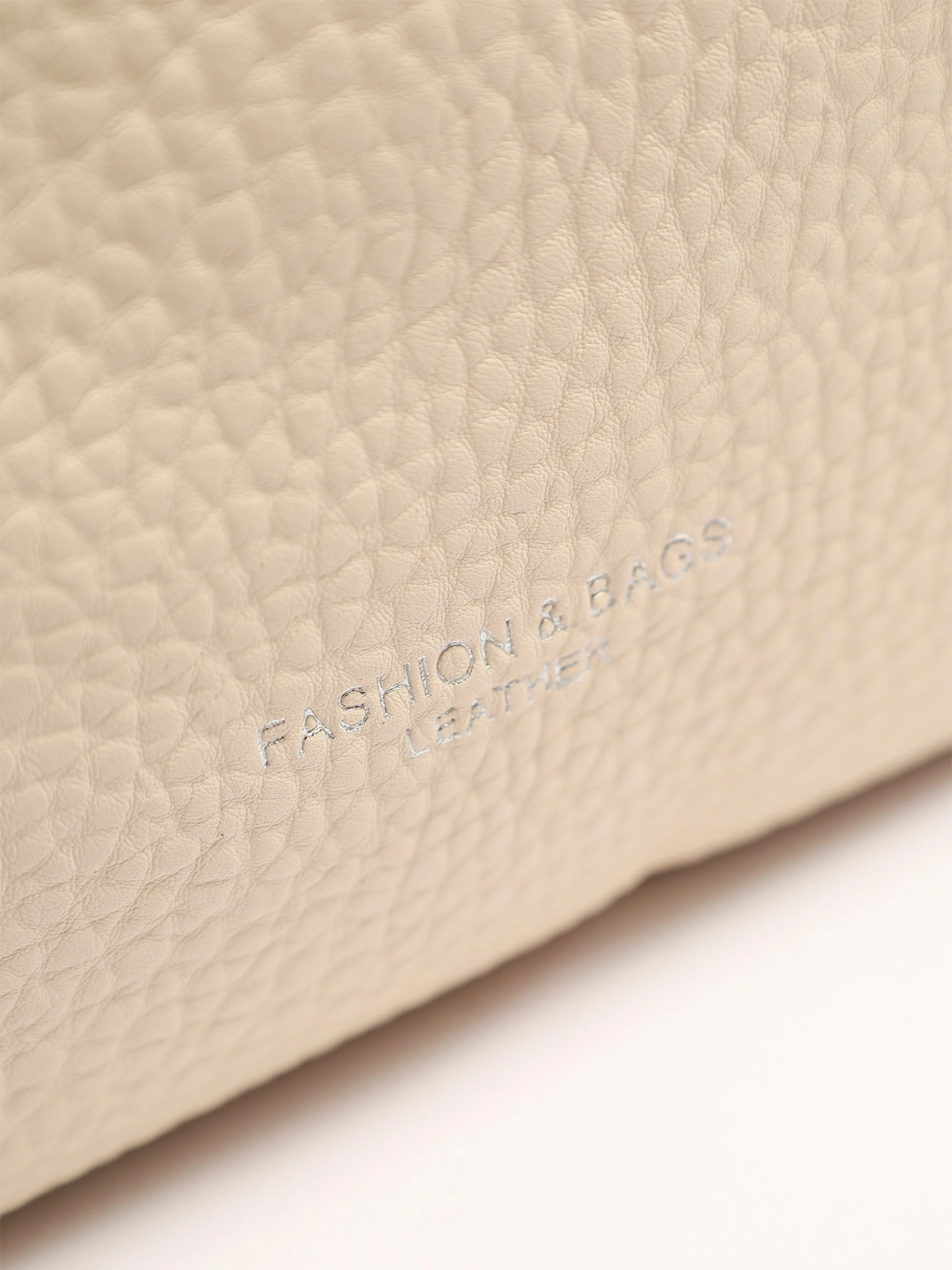 Сумка-кроссбоди  с декоративным брелком в ассортименте